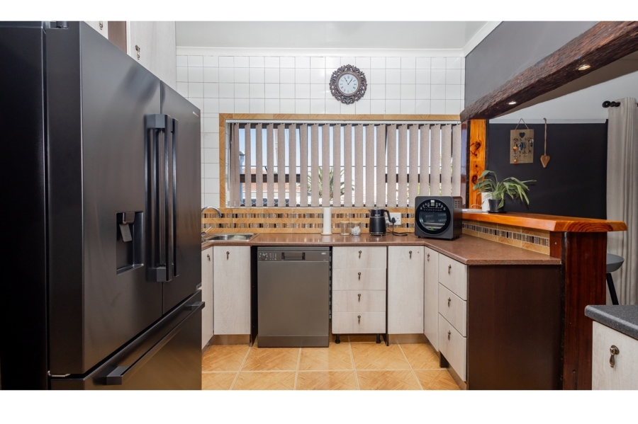 5 Bedroom Property for Sale in Avondale Western Cape